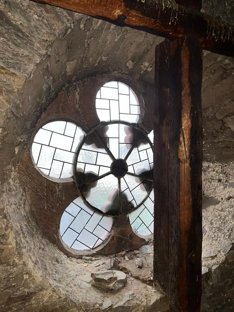 Fenster im Dachstuhl der Bonifatiuskirche