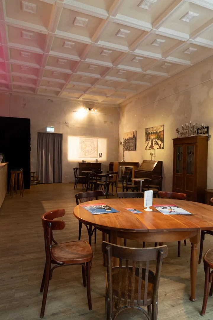 Historischer Tisch im Palasthotel Wiesbaden