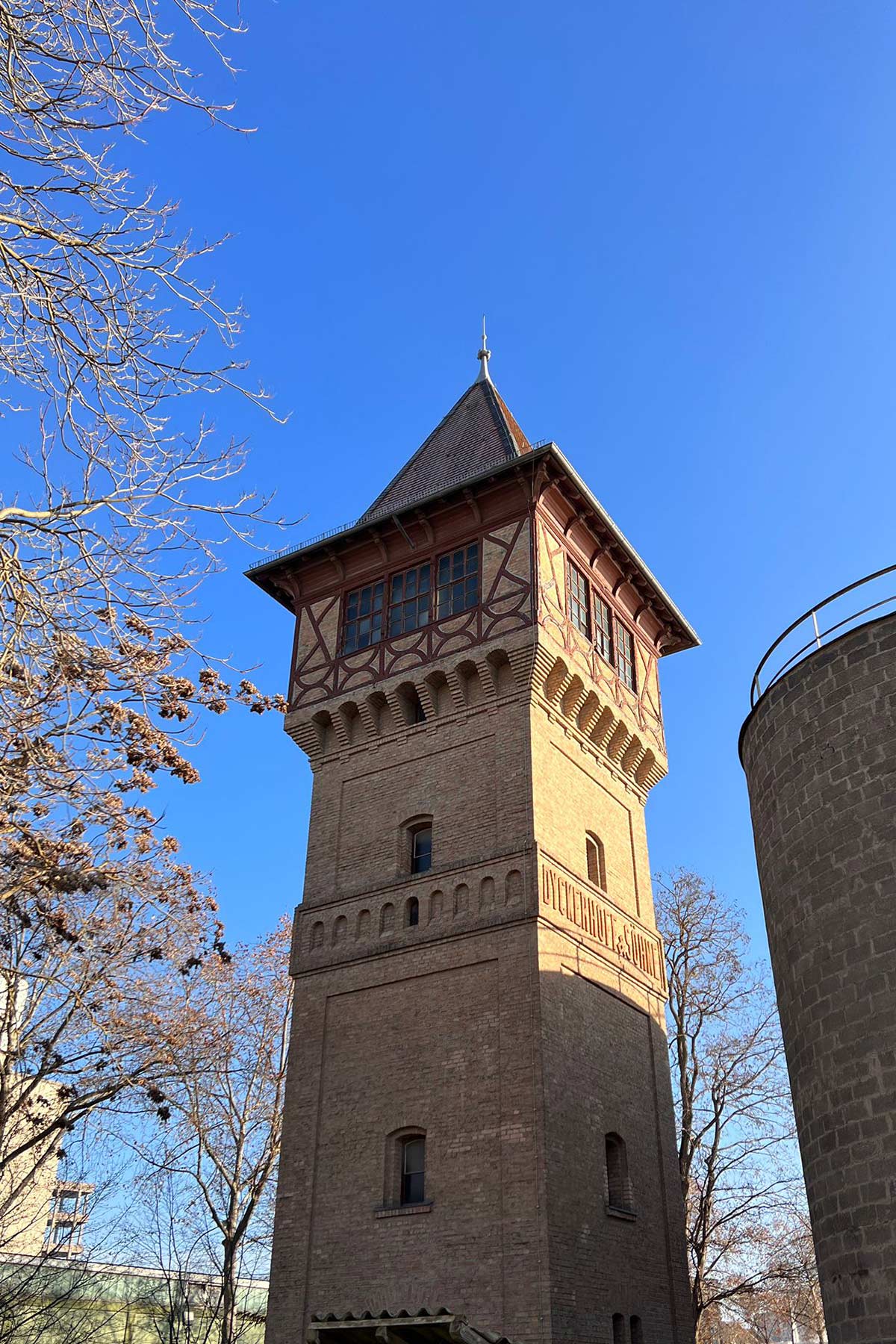 Der Dyckerhoffer Wasserturm aufgenommen von draußen 